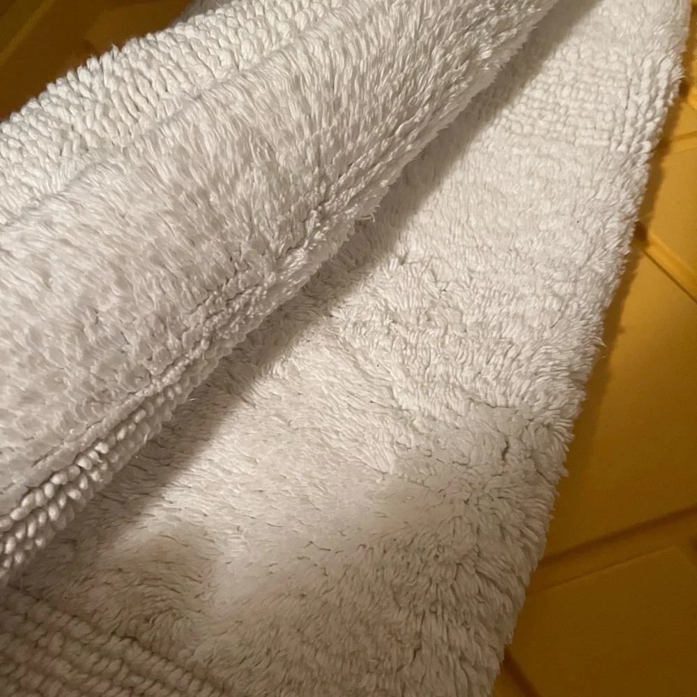 Ralph Lauren White Textured bath Rug/ Firm Price